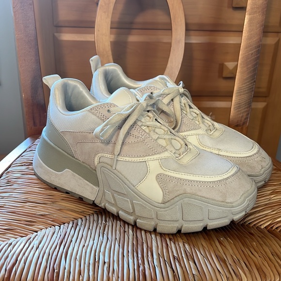 EUC H&M white/cream size 7 platform sneaker - Picture 3 of 9